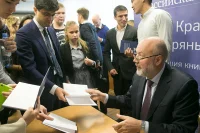 Очередь за автографами на авторских экземплярах