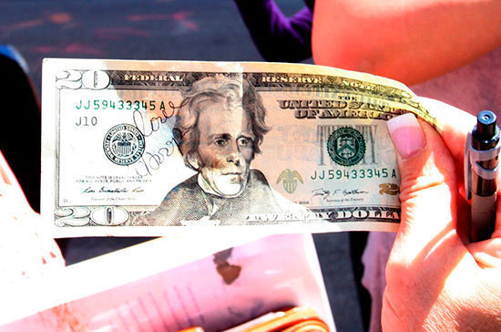 Доллар может упасть до 56 рублей к концу года, полагает эксперт