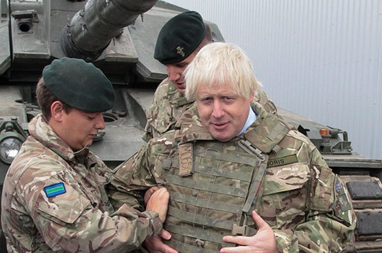 В посольстве России иронично прокомментировали фотографию главы МИД Британии в танке