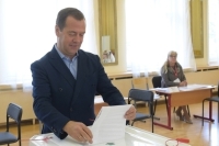  Медведев принял участие в голосовании на выборах