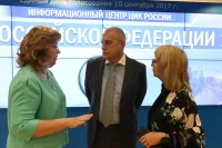 Вице-спикер Госдумы Ольга Епифанова (слева) внимательно следит за ходом голосования в регионах