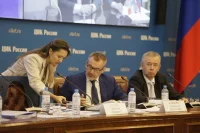 Зампреды Центризбиркома весь день сменяют друг друга, выходя на связь с регионами