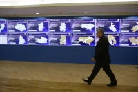 На мониторы выводятся данные из всех регионов, где проходит голосование.