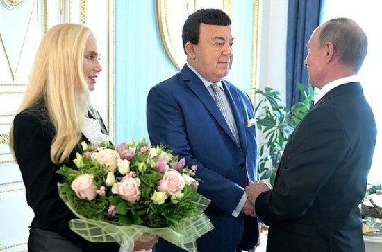 Путин поздравил Кобзона с 80-летием 