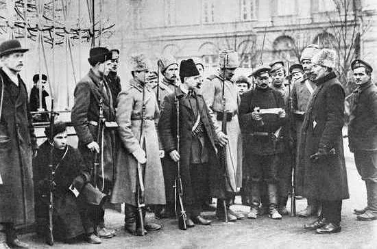 1917 год. Проверка  пропусков  у входа в Смольный / Фото ТАСС