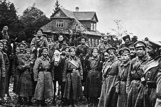 Сентябрь 1917 года. Братание солдат корниловских войск с представителями красногвардейских отрядов после получения приказа о снятии с позиций  / Фото РИА «НОВОСТИ»
