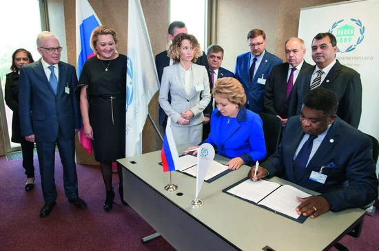 27 октября  2016 г. Женева.  В рамках 135-й  Ассамблеи  Межпарламентского  союза (МПС) Валентина Матвиенко и Генеральный  секретарь МПС  Мартин Чунгонг подписали Соглашение между  Межпарламентским  союзом и Советом  Федерации  об организации и  проведении в СанктПетербурге 137-й Ассамблеи МПС  /  Фото ПРЕСС-СЛУЖБЫ  СОВЕТА  ФЕДЕРАЦИИ