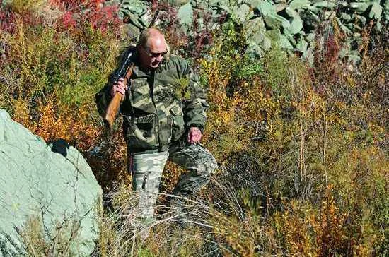 2010 год. Тыва. Председатель Правительства Владимир Путин во время экспедиции  в Убсунурскую котловину, где он осмотрел места обитания снежного барса  /  Фото РИА «НОВОСТИ»