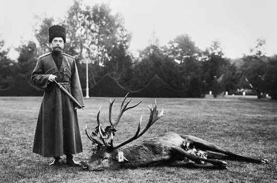1910-е годы.  Император Николай II у убитого оленя /  Фото из фондов РГАСПИ/ репродукция ИТАР–ТАСС