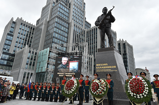 В Москве открыли памятник Калашникову