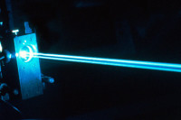 Российские учёные использовали лазерный луч для зарядки телефона