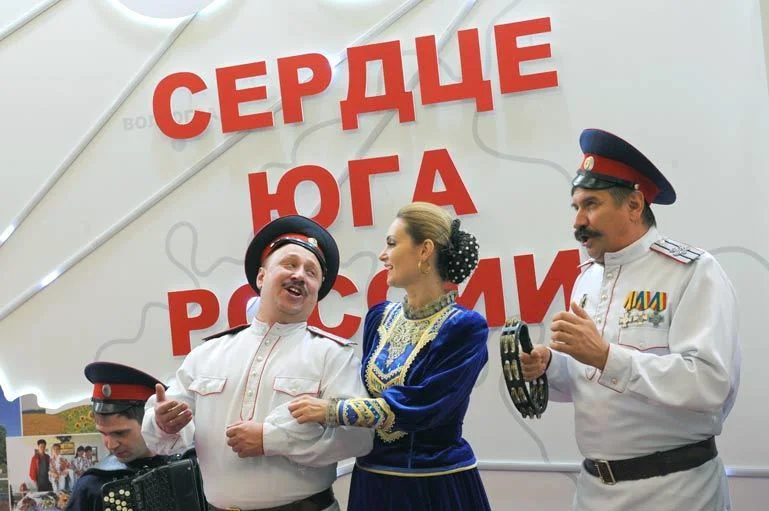 На открытии выставки перед депутатами и гостями выступили артисты Донского казачьего хора.