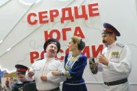 На открытии выставки перед депутатами и гостями выступили артисты Донского казачьего хора.