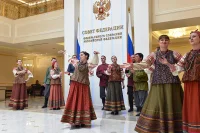 В холле сенаторов приветствовал фольклорный тульский ансамбль «Услада»