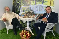 Пригласить туристов в усадьбу «Ясная поляна» приехал «почти настоящий» Лев Толстой. Сенатор Александр Башкин заинтересовался тульским гостеприимством.