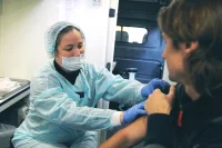 Процедура отлажена по методу конвейера. Сначала медицинские работники регистрируют пациентов по удостоверению личности и заносят их данные в учётный журнал — для того чтобы на выходе выдать пациенту сертификат о прохождении профилактических прививок.