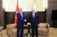 Президент Киргизии поздравил Владимира Путина с днем рождения