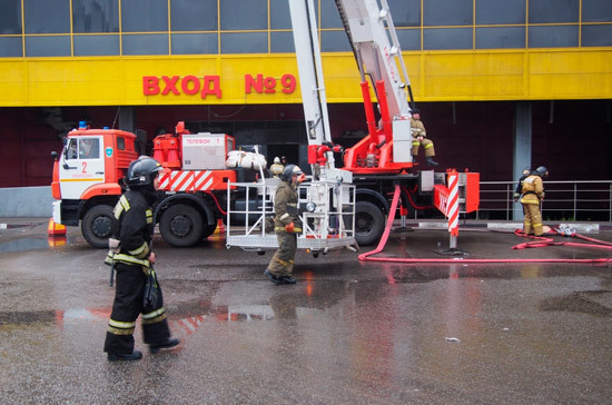  Пожарные ликвидировали открытое горение в торговом центре на МКАД