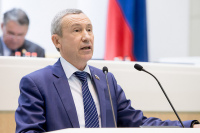 Сенатор Климов предложил рассмотреть возможность введения особых отношений со вмешивающимися в дела РФ странами