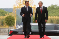 Вопрос участия президента Франции в ПМЭФ в 2018 году прорабатывается, заявил Песков