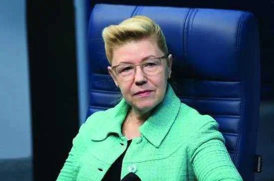 По мнению Елены Мизулиной, изъятие из семьи допустимо лишь в трех случаях – если пребывание ребенка с родителями опасно для его жизни, если имеет место насилие или реальная угроза насилия исходит сразу от папы и от мамы и иного способа защитить ребенка не существует.