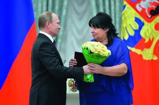 10 марта 2016 года. Президент России Владимир Путин вручает внучке капитана Александра Печерского Наталье орден Мужества   /  Фото РИА «НОВОСТИ»