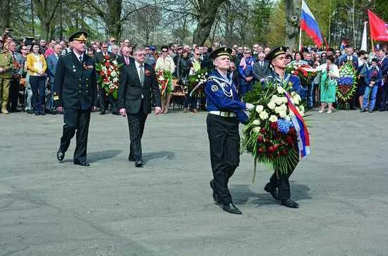 Апрель 2017 г. Мемориальная церемония на советском военном кладбище в г. Бранево (Польша).  Венок возлагают Посол России в Польше С.В. Андреев и военный атташе России в Польше контр-адмирал В.Е.Назаров / Фото предоставлено ПОСОЛЬСТВОМ 
РОССИИ В ПОЛЬШЕ