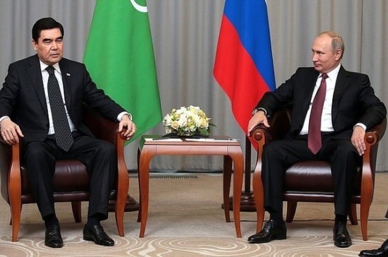 Президент Туркмении подарил Путину щенка алабая
