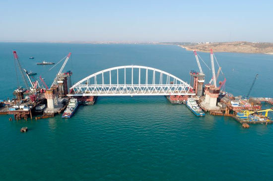 Началась установка автомобильной арки моста в Крым