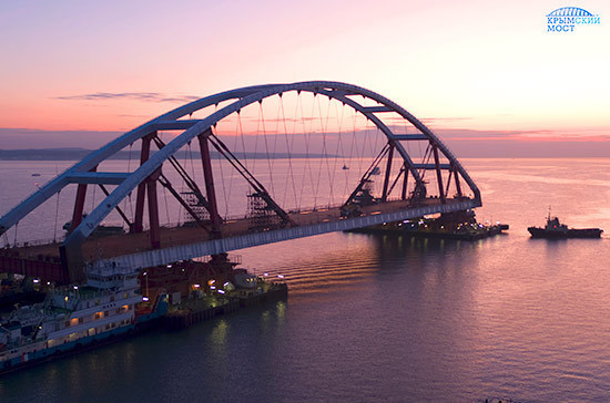 Строители подняли автодорожную арку Крымского моста на тросы