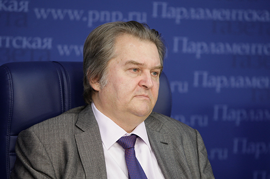 Михаил Емельянов предложил объединить оппозиционные парламентские партии в одну