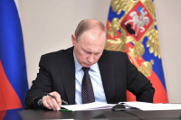 Путин наградил спикеров парламентов Ленинградской и Калининградской областей
