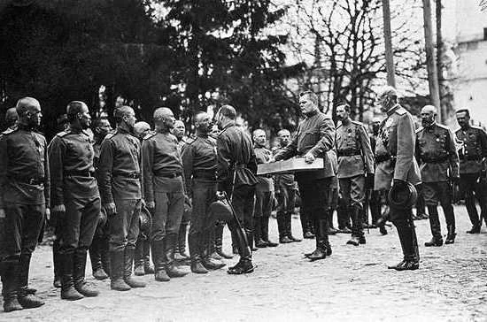 1916 г. Император Николай II (в центре спиной) христосуется с нижними чинами частей, расположенных в Ставке Верховного главнокомандующего / Фото РИА «НОВОСТИ»