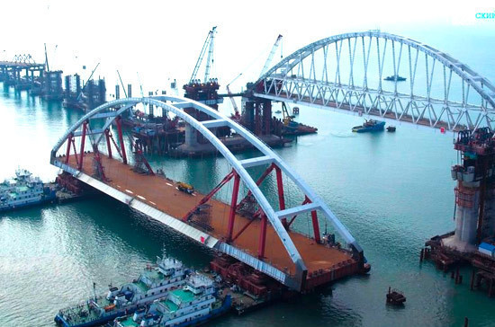 Первое судно прошло под обеими арками Крымского моста
