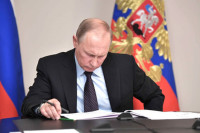 Путин скорректировал норму «майского указа» о поддержке регионов с низкой рождаемостью