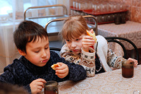 В рационе российских школьников не хватает белков, овощей и фруктов, заявил эксперт