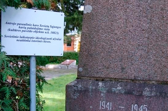 Захоронения советских воинов в Литве осквернили псевдоисторическими табличками