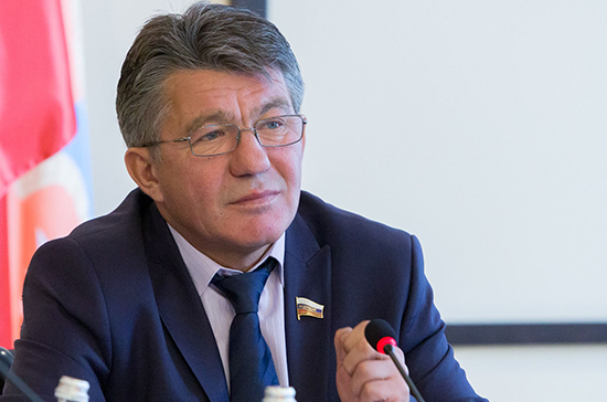 Озеров рассказал о желании США санкциями убрать Россию с рынка вооружений