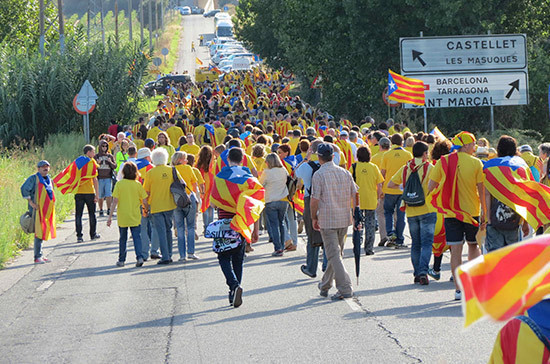 Треть каталонцев выступает за независимость от Испании, показал опрос