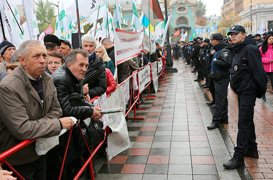В Киеве около 30 тысяч работников образования протестуют из-за сокращения зарплат