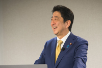 Премьер Японии не стал менять состав правительства после переизбрания