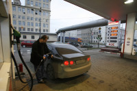 Акцизы на бензин и дизель повысят в 2018 году на 1 рубль
