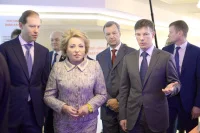 Руководитель Роскачества Максим Протасов проводит Валентине Матвиенко и Денису Мантурову экскурсию во выставке. Фото: ПГ / Юрий Инякин