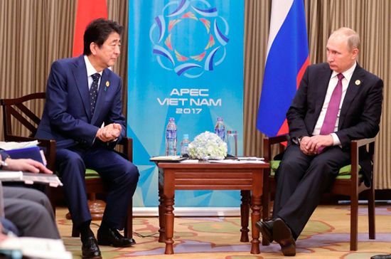 Путин пригласил Абэ на Петербургский международный экономический форум