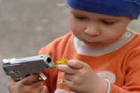 В Иркутской области погиб трёхлетний ребёнок, играя с оружием