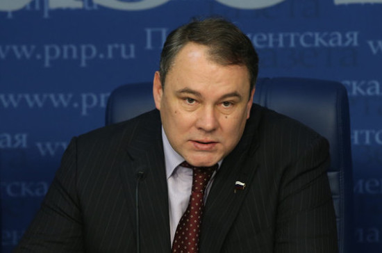 Толстой назвал вынужденной мерой поправки о включении СМИ в список иноагнтов