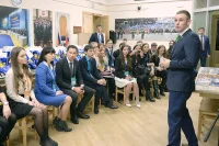 В приёмной фракции ЛДПР участников форума встретил приветственным словом самый молодой депутат Госдумы и один из самых юных парламентариев в Европе – член думского Комитета по физической культуре, спорту, туризму и делам молодёжи Василий Власов.
