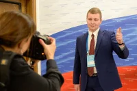 Почти все участники форума стремились улучить минутку, чтобы сфотографироваться на фоне государственной символики и достопримечательных мест Государственной Думы.