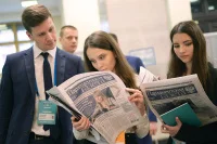 На пути экскурсии участникам форума попался стенд с «Парламентской газетой». Молодые люди не прошли мимо возможности ознакомиться с последними новостями о деятельности российских парламентариев.