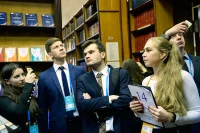 В думской библиотеке молодым политикам рассказали о хранящемся в ней собрании из 30 тысяч книг и более чем 1 миллиона других материалов. И подарили книжные закладки с электронным адресом библиотеки bar.parliament.gov.ru, по которому можно ознакомиться с новыми законодательными документами и узнать больше об истории российского парламентаризма.